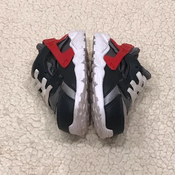 Nike Fashion Athletic Shoes
Toddler Boy or Girl Size 6
Smoke Free Home
Bundle & - Picture 12 of 13